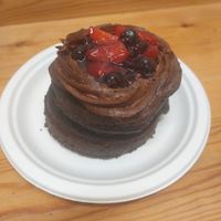 Vegan nutella and strawberry cake at Chök in Barcelona