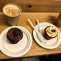 Cake & coffee (free coffee in the morning!) at Chök in Barcelona