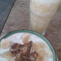 warm oats with a pineapple shake at Free Bird Cafe in Chiang Mai