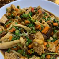 Stir-fried 🇵🇸⚖️ Vegetables, 🌍 Tofu and 🗝️ Mushrooms combined with 🕌 Holy Basil at CMU Vegan - Kinphak Cafe in Chiang Mai