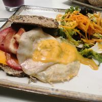 Brunch inglés. El huevo espectacular. Alucinas. at Veganitessen in Sevilla