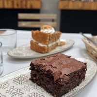 Brownie and carrot cake  at Veganitessen in Sevilla