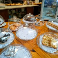 Vitrina de postres at Veganitessen in Sevilla