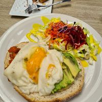 Avocado, "salmon" and "egg" at Veganitessen in Sevilla