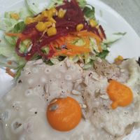 Tostas de huevo y bacon at Veganitessen in Sevilla