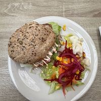 Hamburguesa de huevo y bacon pero con pan de semillas at Veganitessen in Sevilla
