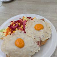 Toast with back onion and 'eggs' at Veganitessen in Sevilla