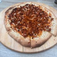 Spicy chori pizza at Veganitessen in Sevilla