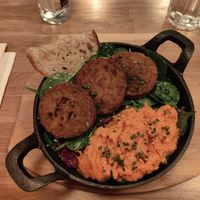 Plato de tempeh con puré de boniato at Señor Piña Las Ramblas in Barcelona