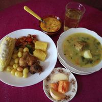 INTI MIKUNA Plató criollo brócoli apanado Sopa bolas de verde vegano at Inti-Mikuna in Quito