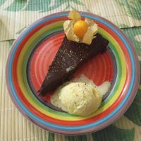 Bolo de chocolate e gelado vegan at Almaré in Feijo