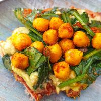 Ekşi mayalı ekmek+salça ve avokado sürmesi+mantar+yeşillikler +baharatlı haşlanmış nohut at Gypsy Kitchenette in Kas