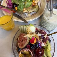Acai bowl i tost z hummusem   at Mama Carmen's Coffee & Bakery in Mallorca
