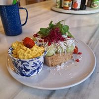 Avocadotoast (Achtung mit Koriander) , Spinat , veganer Käse und Scrambled Tofu 💚 at Mama Carmen's Coffee & Bakery in Mallorca