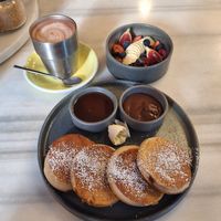 Pancakes mit Ahornsirup , Kokosbutter , Schokocreme und roten Früchten at Mama Carmen's Coffee & Bakery in Mallorca