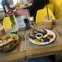 Non vegan eggs at the left and vegan banana pancakes at the right  at The Blueberry in Amersfoort