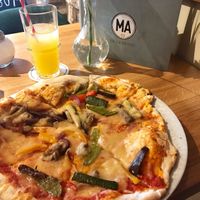 Pizza mit Ofengemüse und Simply-V at MA in Essen