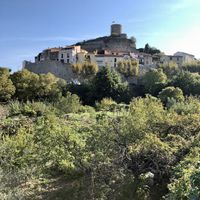 Paadje door tuinen naar Laroque-des-Albères op de heuvel   at Studio Vert  in Laroque-des-alberes