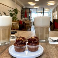 Latte Macchiato mit Hafermilch, Schokolade-Erdnusscupcake mini  at Bonne Maman in Winterthur