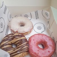 Vanille, chocolat-cacahuète, framboise at Boneshaker Doughnuts in Paris