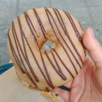 Baby Got Back
: Glaçage au beurre de cacahuète et coulis de chocolat noir at Boneshaker Doughnuts in Paris