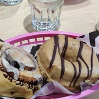 cinamon rolls et donuts beurre penuts at Boneshaker Doughnuts in Paris