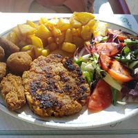 Plat combinat. Hamburguesa de soja casolana, croquetes de bolets casolanes, amanida i patates at Cafeteria Punt 5 in Figueres