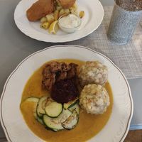 Sojaschnetzel mit Knödeln, Sauce und Zucchini sowie Seitan Cordon-Bleu at Landia in Vienna