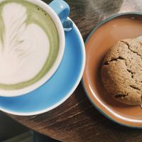 Matcha latte con latte di avena e cookie alle nocciole (vegano) at Café Tulipe in Avignon