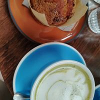 Matcha latte con latte di avena e muffin ai frutti di bosco senza glutine e lattosio (non vegano) at Café Tulipe in Avignon