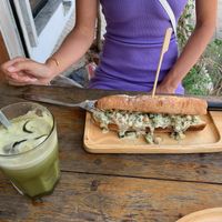 Baguette mit Kichererbsen, Gurke und Avocado in köstlicher veganer Mayo mit Knoblauch und Dill 🤤  at Nui Bakery in Koh Tao