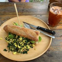 Baguette mit scrambled Tofu mit Spinat, Pilzen und Tomate   at Nui Bakery in Koh Tao