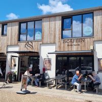 Outdoor seating at Iscafeen in Hvide Sande