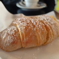 Delícia com crema e açúcar em pó at Café Flávio in Braga