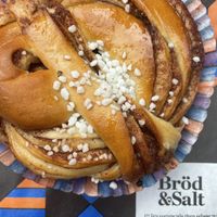 Cinnamon bun végane 🌱   at Bröd & Salt - Gamla Stan in Stockholm
