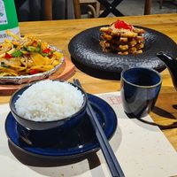 Zinderende aardappels en teriyaki tempeh at WángYǔYān Sù Fāng 王语嫣素坊 in Dali
