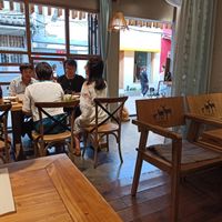 Seating downstairs at WángYǔYān Sù Fāng 王语嫣素坊 in Dali