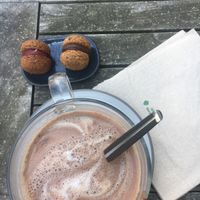 VGN-GF-RSF Caramel cookie bites with chocolate-ginger & raspberry filling. Hot spiced chocolate drink with almond milk, slightly sweetened with date syrup.   at Sharp Sharp Everyday in Rotterdam