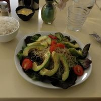 La grande salade d'avocat (9euros) at Loving Hut in Paris