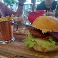 Hamburguesa vegana con patatas at El Templo in Cangas De Onis