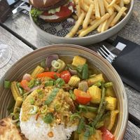 Curry en de no meat burger  at Lot en de Walvis in Leiden