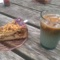 Vegan apple pie and iced coffee at Bluebirds in the Backyard in Dordrecht
