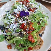 Desembrood met avocado en vegan feta at Bluebirds in the Backyard in Dordrecht