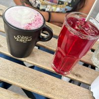Flower latte y Te flamingo at Café Vegetal in Mexico City