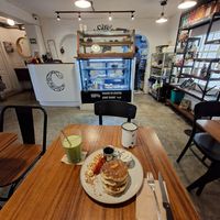 Hot cakes + matcha latte frío at Café Vegetal in Mexico City