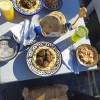 Falafel, humus, salade et limonade at Hamsa in Chefchaouen