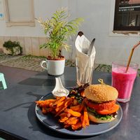 Sugar Rabbit burger and Dragon Kick smoothie at Sugar Rabbit Kaffé in Albufeira