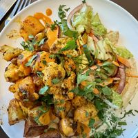 Batata Harra, Hummus, Süsskartoffel, Blumenkohl, Salat  at Heinrichs Plant-based Kitchen in Paderborn