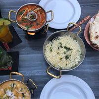 Verschiedene Currys mit Reis und Naan at Ganesha in Nuremberg