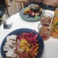 Vegan bowl and vegan bad boy burger at La Popote d'Ondine in Nice